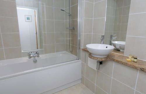 2 Bed Sea View Apartment with Balcony Parking - Pass the Keys - Foto 40