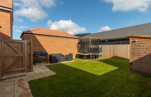 Modern Spacious 3 Bedroom House in Canterbury with En Suite and Free Parking Perfect for Contractors & Families - Photo 39