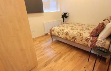 London Luxury 3 bedroom flat, 2 bathrooms, Living Room, free parking, 4 mins to station, garden - Foto 65