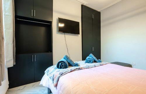 Amazing 3 bedroom, 2 bathroom, ground floor flat with garden, near train Station and bus stop - Foto 20