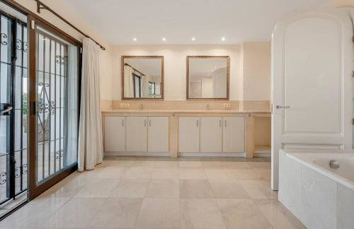 Grand Villa with Amazing Golf & Sea View Marbella - Foto 58