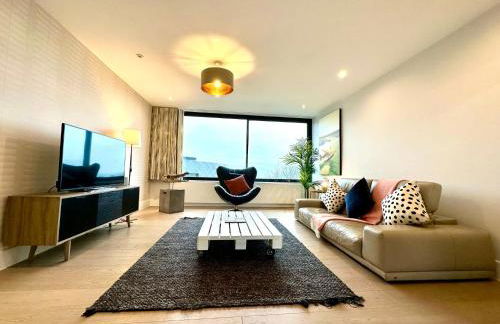 1 Min Walk to the Best Beach! Stunning New 2 Bedroom Apartment - Great Location - FREE Parking - Fast WiFi - Smart TV - sleeps up to 4! Close to Purbeck, Corfe Castle, Sandbanks, Poole & Bournemouth - Foto 1