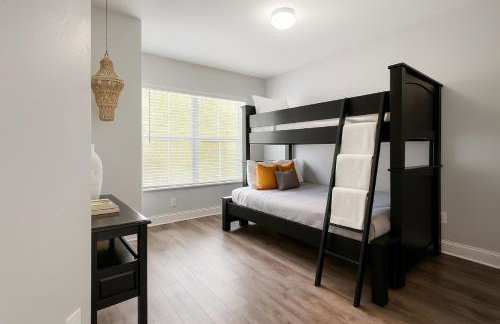 Disney-Area 3BR Townhome | Sleeps 9 | Pool + Gym - Foto 16