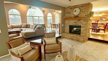 Spacious 4-bed family home with park views - Foto 1