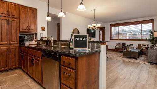 Modern Riverstone Condo with Grand Deck - Steps to Shops, Restaurants, Trails and River - Foto 5