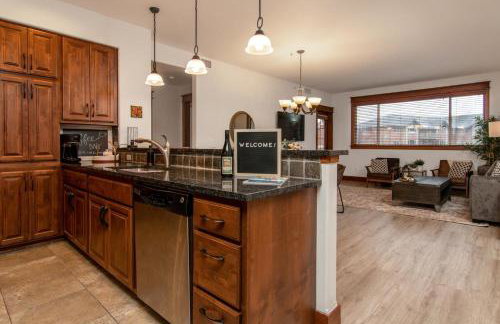 Modern Riverstone Condo with Grand Deck - Steps to Shops, Restaurants, Trails and River - Foto 5