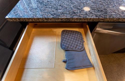 Steps 2 Everything! - KING Bed - Amazing Roof and Gym - Foto 33