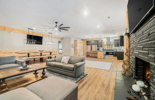 Bowling Alley! Expansive Group Getaway in Lewiston - Foto 8