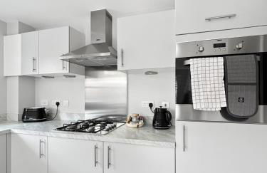 Amaya Seven - Luxury 3 bedroom detached house with garden & driveway - Sleeps 7 - Bottesford, Leicestershire - Foto 8