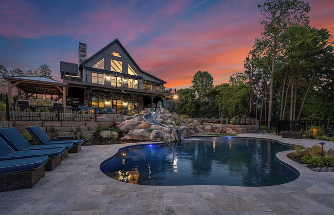 Gray Fox Lodge by Avantstay Waterslide Pool, Theater Sleeps 21 - Foto 11