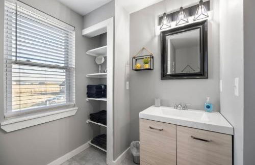 Lakeside Bliss 2BR, 1BA with All Modern Comforts - Foto 36