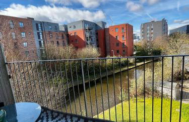 Serene 2-Bed Flat with Canal Views - Coop Live & Ethiad - Foto 11