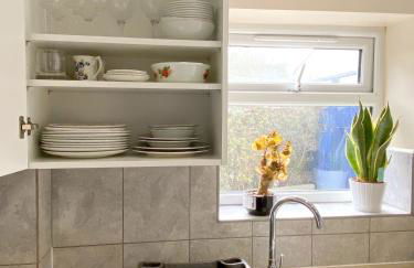 Apartment with a Private Garden and Modern kitchen - Foto 11