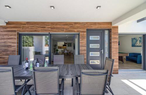 Luxury Villa with extra heated pool with hydromassage, biliard near town center and beach by WiiBuk - Foto 14