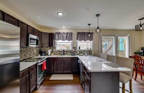 Lakefront Pocono Retreat with Hot Tub and Movie Hub - Foto 9