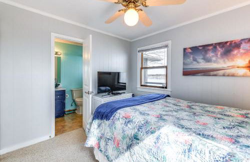 Riverfront Colonial Beach Home with Private Beach! - Foto 12