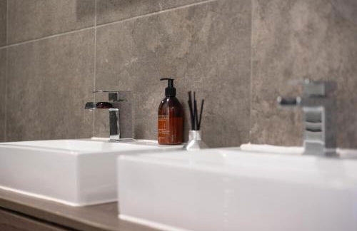 Extravagant 6 Bed Victorian Townhouse with Hot Tub - Photo 72