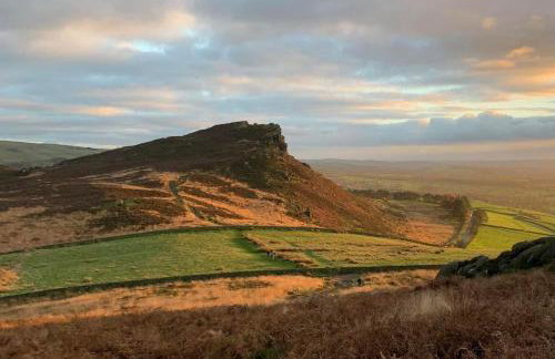 The Old Pumphouse Shepherds Hut with Hot Tub - Photo 9