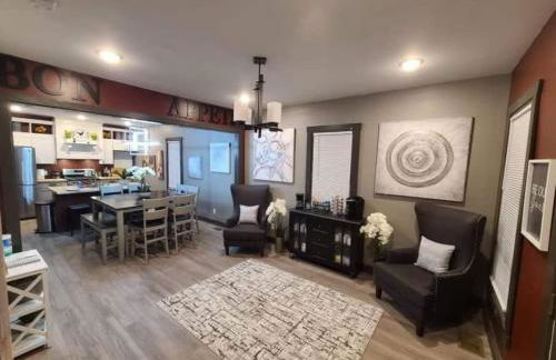 King Bed In Main Floor - Downtown Vacation Rental - Foto 51