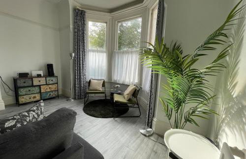Spacious Flat! Sleeps 7, Pet Friendly and Parking - Photo 24