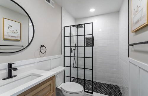 Welcome to The Lux Collective a Spacious 5-Bedroom House close to Stadiums, Universities, Center City & more! - Foto 17