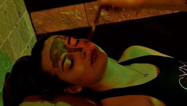 Une femme avec un masque facial