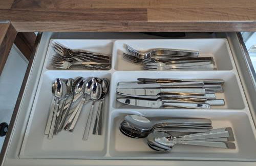 Chemnitz Saxonia HomeDeLuxe Hochwertige 50qm 2-Zimmer-Ferienwohnung mit privaten Kfz Parkplatz Stellplatz mit MWSt-Rechnung mit XXL Hülsta Bett & Etagenbett mit InternetFlatrate - Ideal für Familien, Paare, Kulturinteressierte & Geschäftsreisende! - Foto 33