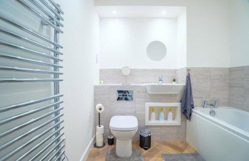 2 Bed Stylish Stay - By Holiday homes - Foto 18