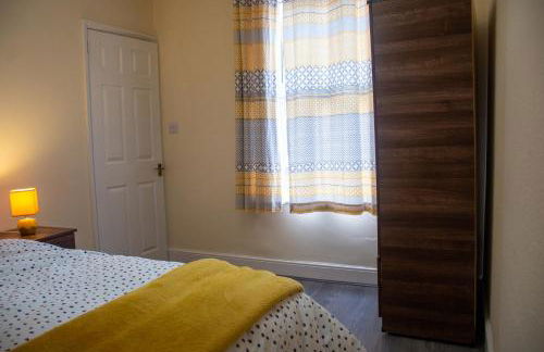 Royale Green View House- free parking, Wifi, Perfect for Contractors and Holiday - Photo 3