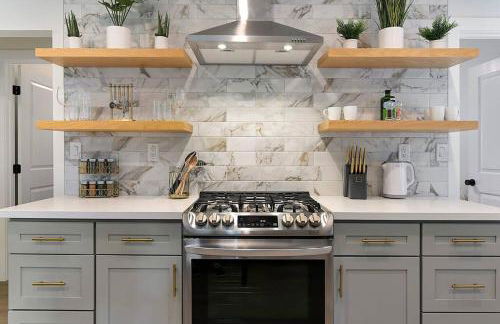 East Sac Getaway, Walking Distance to Hospitals - Photo 12