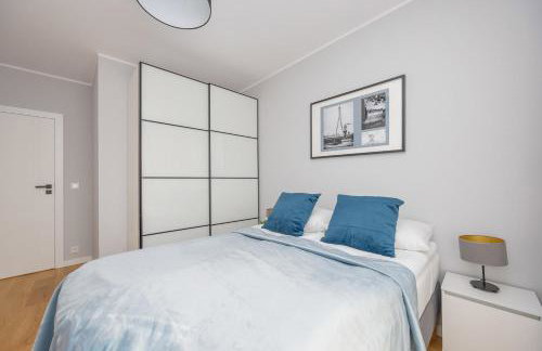 Elegant Apartment in Warsaw with Parking and Desk for Remote Work by Noclegi Renters - Foto 17