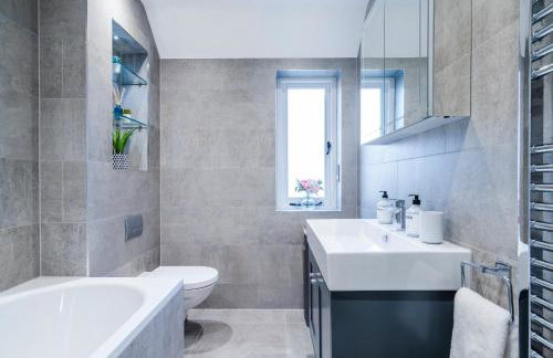 Cozy 3 Bedroom Terrace Cottage in Epsom - Photo 23