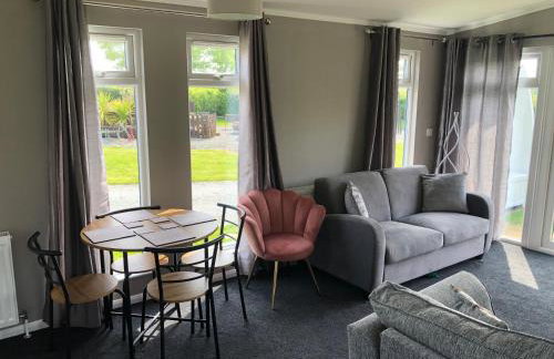 Spacious Lodge With Hot Tub - Foto 17