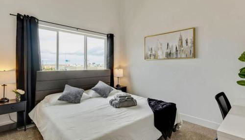 3 Min to DT - 2 Car Garage - Lux Townhome - King Bed - Foto 2