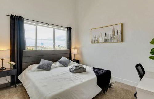 3 Min to DT - 2 Car Garage - Lux Townhome - King Bed - Foto 2