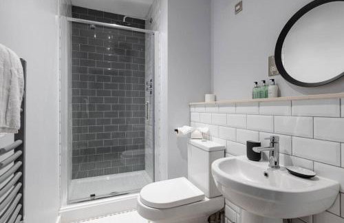 Luxury 2 bed, Central, Free Parking, Smart TV By Valore Property Services - Photo 25