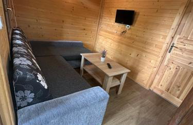 Domek nad jeziorem Wilczyńskim dla czterech osób, sypialnia z łożem małżeńskim oraz salon z rozkładanym narożnikiem - Photo 1