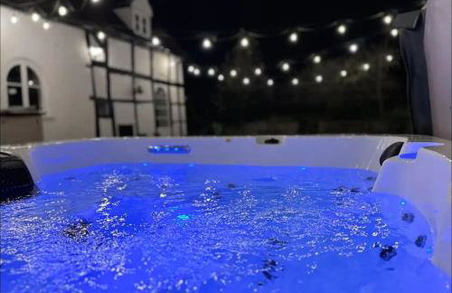 Stylish Tudor Cottage & Hot Tub - Photo 18