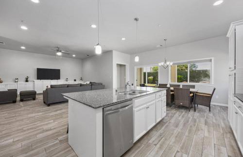 Spacious Home with Private Pool - Photo 22