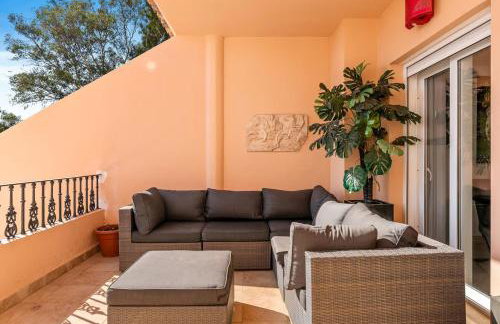 Luxury seaview apartment in Marbella located in a secure gated community with swimming pool and large terrace Perfect for families visiting Marbella and Puerto Banús - Foto 14