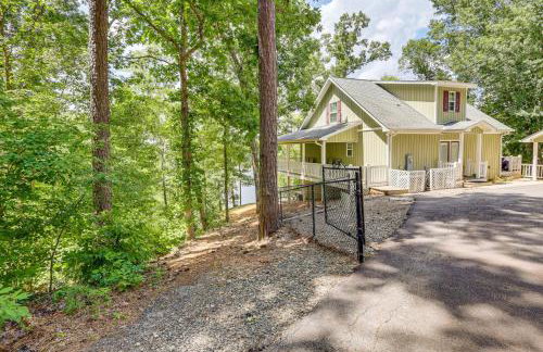 Lakefront Sparta Retreat with Dock and Game Room - Foto 39