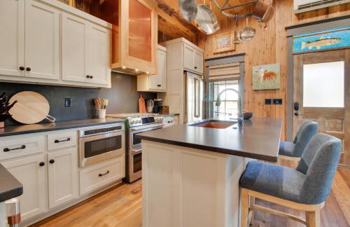 Walk to White River Cozy Escape with Screened Porch - Foto 6