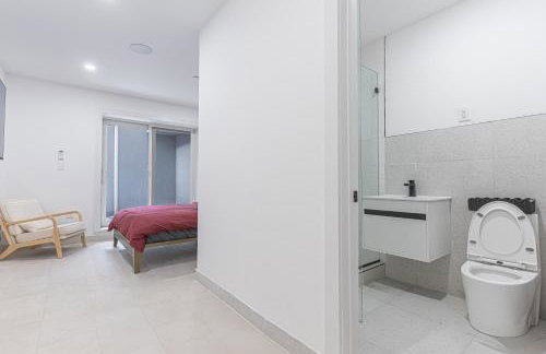 Modern Duplex Escape w Backyard - Foto 19