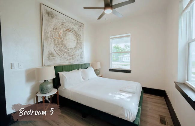 Cozy 6BR Home Near Plaza Dist -sleeps 15 - Photo 35