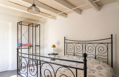 House with a private hot tub and medieval garden - Foto 10