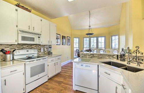 Luxe Lake House with Pool and Dock on Deep Water Cove! - Foto 10