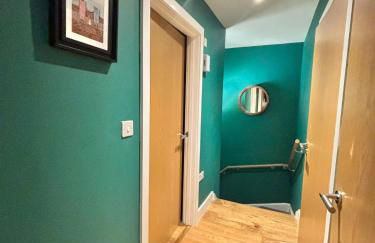 Comfortable 1BR House with Fast WiFi & Near Transport by AltoLuxo Short Lets & Serviced Accommodation - Foto 5