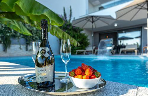 Luxury White Sails Villas with a Multi Sport Court and Sea View - Photo 1