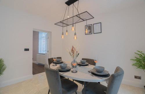 Spacious 3BR Home by D3 Short Stay, Sleep 9, Free WIFI & Parking - Foto 23