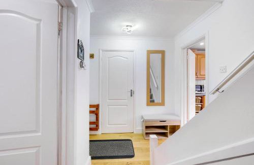 Luxury 5 BDR 2 BA House with Parking in Sandhurst By 360Stays - Photo 75